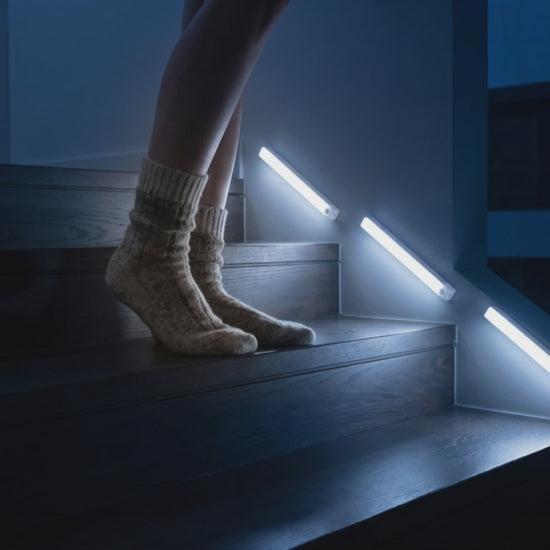 Réglette LED à détecteur de mouvement qui s'allume dans un escalier la nuit